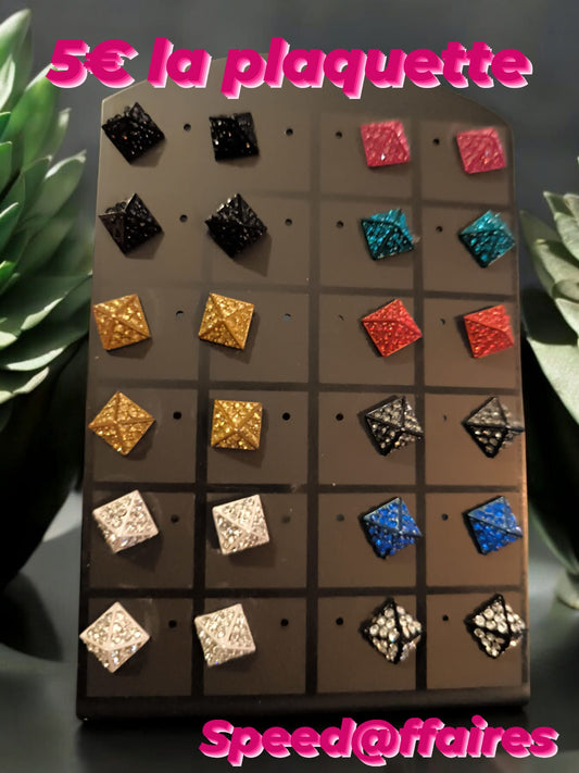 Plaquette de 12 paires de boucles d'oreilles "pyramides" - 40G