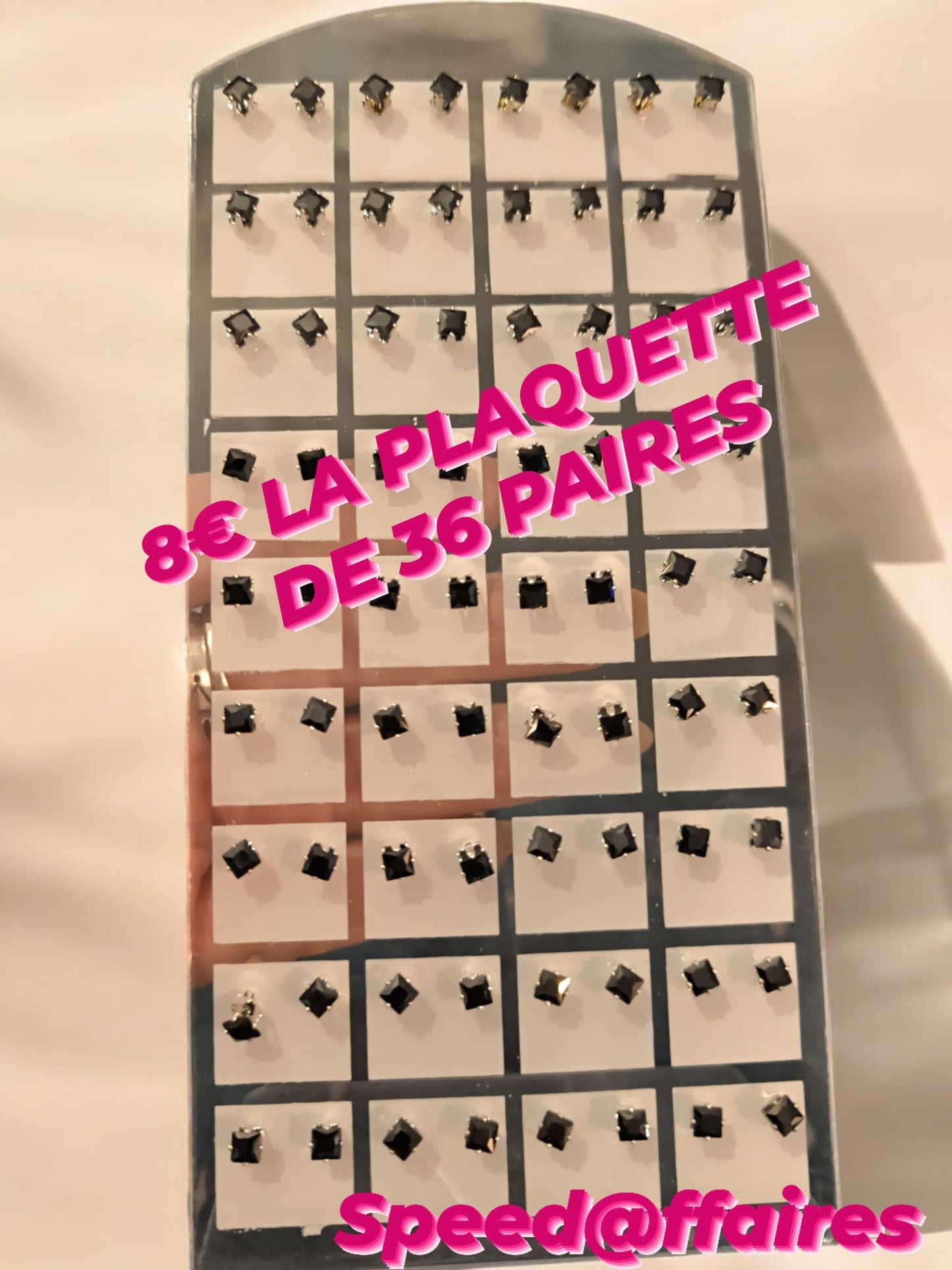 Plaquette de 36 paires de boucles d'oreilles - 52D